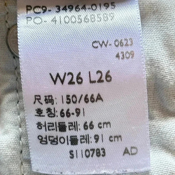 Levi Wedgie Straight Distressed Cropped Light wash Button Fly Women’s Size 26x25 - Picture 8 of 11